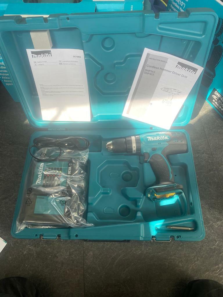 Makita combi drill DHP453STE. Charger 